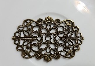 Metalen Ornament filigraan 50x32mm bronskleurig
