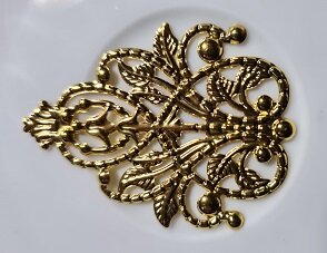Metalen Ornament filigraan 49x35mm goudkleurig
