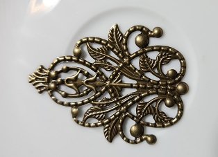 Metalen Ornament filigraan 49x35mm bronskleurig