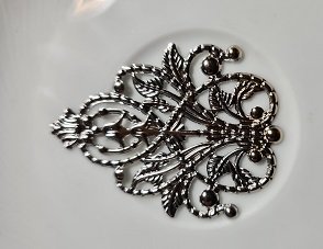 Metalen Ornament filigraan 49x35mm zilverkleurig