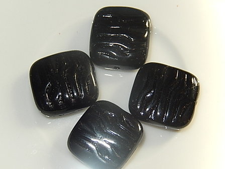 T5122 Tsjechische glaskraal zwart met streep tegel 16x15x6 mm