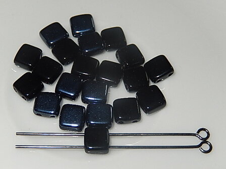 T5209 Tsjechische glaskraal zwart met coating tegel tweegats 6x6 mm