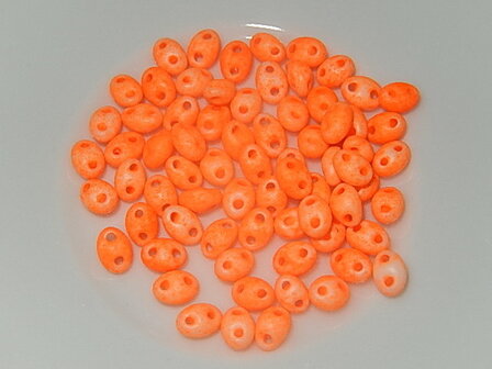 T1304 Tsjechische glaskraal 10 gr preciosa twin neonoranje  2,5x5 mm