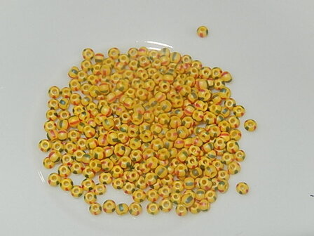 T1405 Tsjechische glaskraal 10 gr preciosa rocaille geel met rode en groene streep 11/0