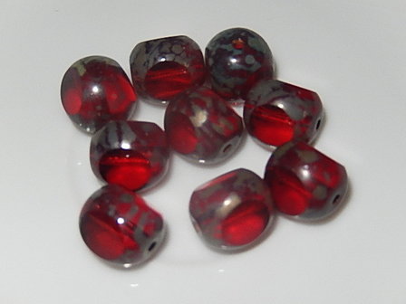 B2130 Glaskraal gemeleerd rood rond met 3 geslepen vlakken 12 mm