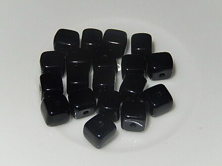 B0101 Glaskraal zwart vierkant 6 mm