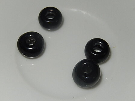 B0106 Glaskraal zwart donut 6x10 mm