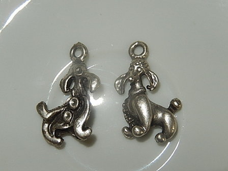 H0106 Hondje metaal zilver 30x20x7 mm