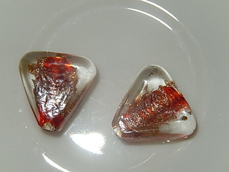 B2318 Glaskraal transparant met rode en goudfolie kern driehoek plat 16x17x7 mm