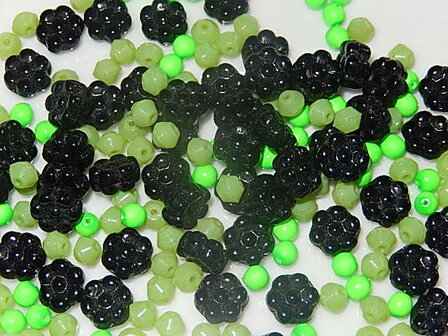 T2205 Tsjechische glaskraal bloemenmix zwart/groen 30 gr