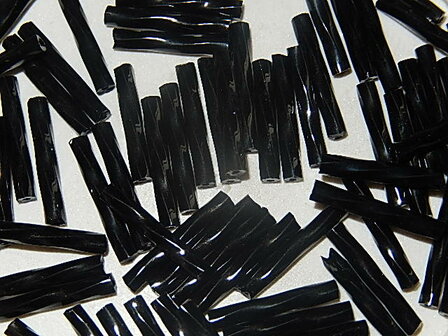 T6109 Tsjechische glaskraal 10 gr gedraaide Preciosa bugles zwart 15 mm