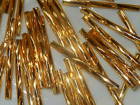 T6301 Tsjechische glaskraal 10 gr gedraaide Preciosa bugles goudgeel 30 mm