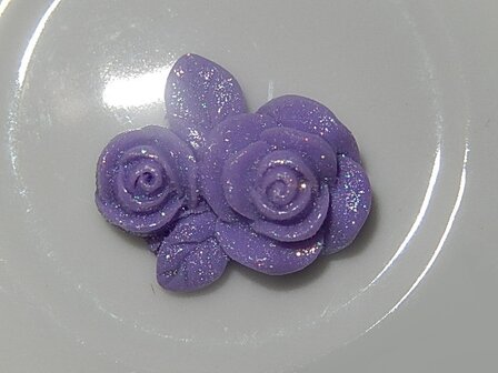 CBK601B22 Resin glitter cabochon met blaadjes en twee roosjes 1 st lila 22x20 mm