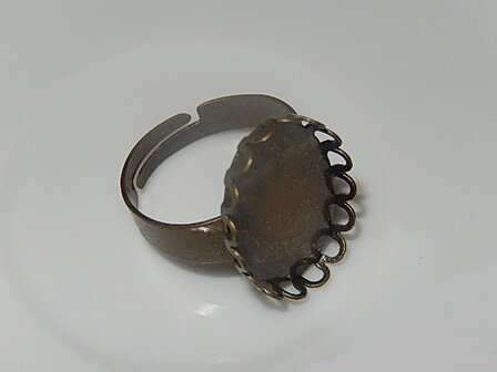 RNM702O18 Verstelbare bronzen ring met kanten zetting voor ovalen cabochon 18x13 mm