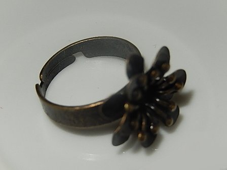 RNM704R04 Verstelbare bronzen ring met bloem waarin zetting voor steen of kraal van 3 mm