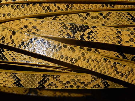 DRL301P100 Imitatie slangenleer plat 20 cm oker 10 mm breed