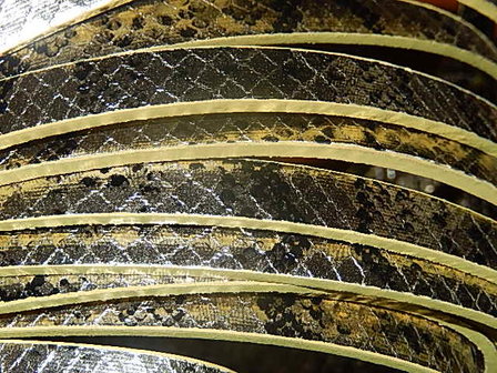 DRL302P100 Imitatie slangenleer plat 20 cm goud 10 mm breed
