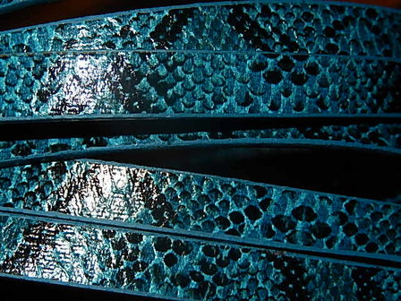 DRL402P100 Imitatie slangenleer plat 20 cm petroleum blauw 10 mm breed