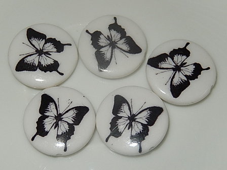 KRK108P21 Kunststof kraal 5 st wit met zwarte vlinder rond plat 21 mm