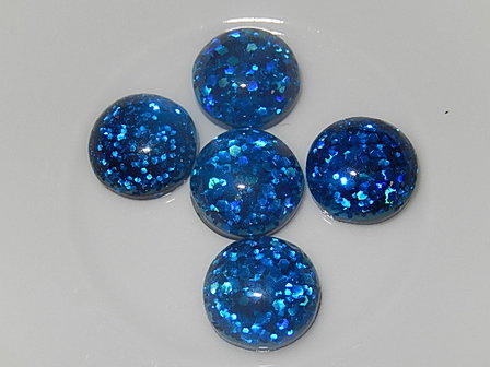 CBR115R12 Cabochon van kunsthars/resin met blauwe glitters rond 12 mm