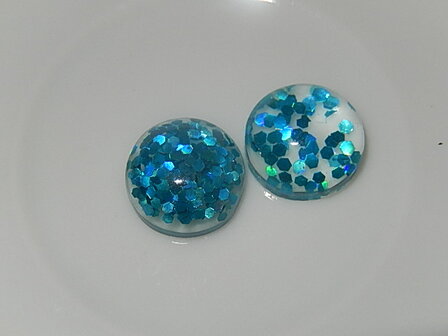 CBR114R12 Cabochon van kunsthars/resin met aquablauwe glitters rond 12 mm