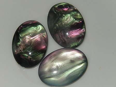 CBK003O25 Kunststof cabochon zwart met parelmoer ovaal 25x18 mm