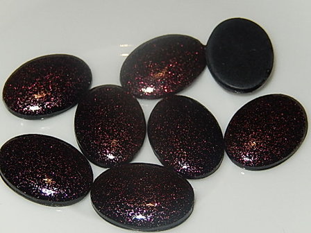 CBK011O18V Kunststof vintage cabochon zwart met rode glitter ovaal 18x13 mm