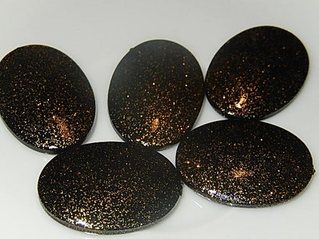 CBK012O25V Kunststof vintage cabochon zwart met goudglitter ovaal 25x18 mm