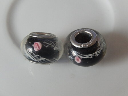 Q0203 Glaskraal 1 st ovaal met groot gat, pandorastijl, 9x14 mm met zilveren (925) kern zwart met bloemmotief