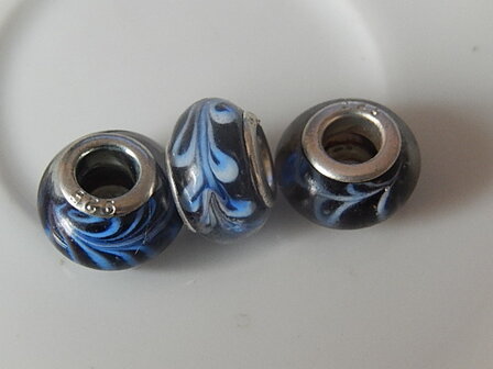 Q0204 Glaskraal 1 st ovaal met groot gat, pandorastijl, 8x13 mm met zilveren (925) kern zwart met blauwe lijnen