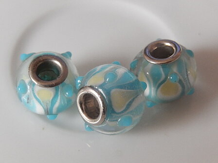 Q0221 Glaskraal 1 st ovaal met groot gat, pandorastijl, 11x15 mm blauw met geel lampwork