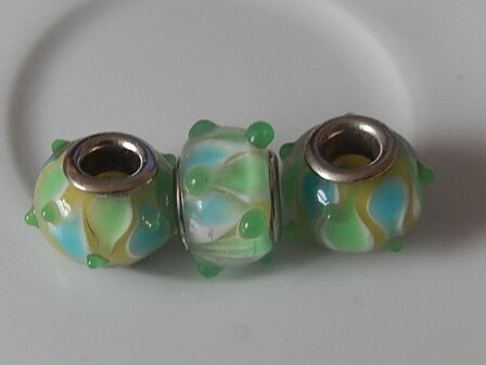 Q0213 Glaskraal 1 st ovaal met groot gat, pandorastijl, 11x13 mm groen met blauw lampwork