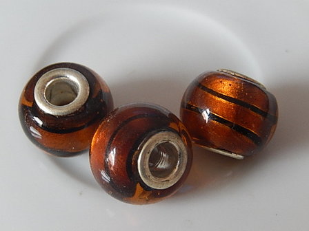 Q0228 Glaskraal 1 st ovaal met groot gat, pandorastijl, 12x15 mm donkerbruin met zilverfolie