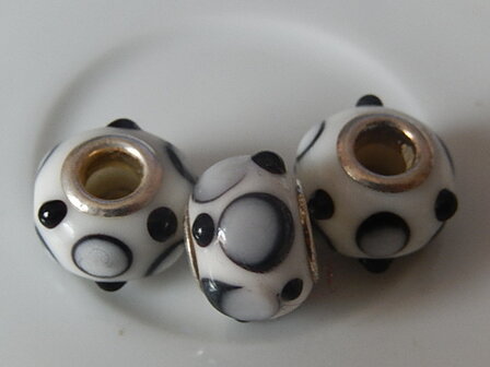 Q0224 Glaskraal 1 st ovaal met groot gat, pandorastijl, 11x15 mm wit met zwarte stippels