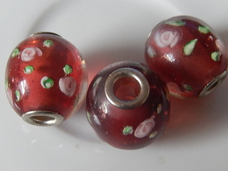 Q0103 Glaskraal 1 st ovaal met groot gat, pandorastijl, 18x17 mm rood met bloemen