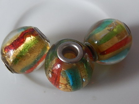 Q0104 Glaskraal 1 st rond met groot gat, pandorastijl, 16 mm goudfolie met strepen groen en rood