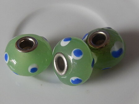 Q0106 Glaskraal 1 st ovaal met groot gat, pandorastijl, 11x17 mm groen met blauw