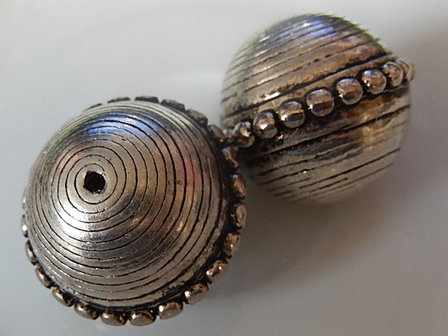 M0226 Tibetaans zilveren kraal 1 st rond 26x30 mm