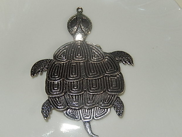 H0102 Schildpad metal antiek zilver met vier beweegbare pantserdelen 68x50x3 mm