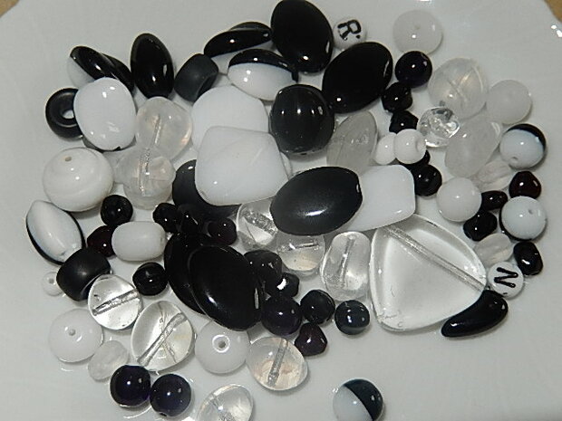 T2108 Tsjechische glaskraal mix zwart/wit 50 gr