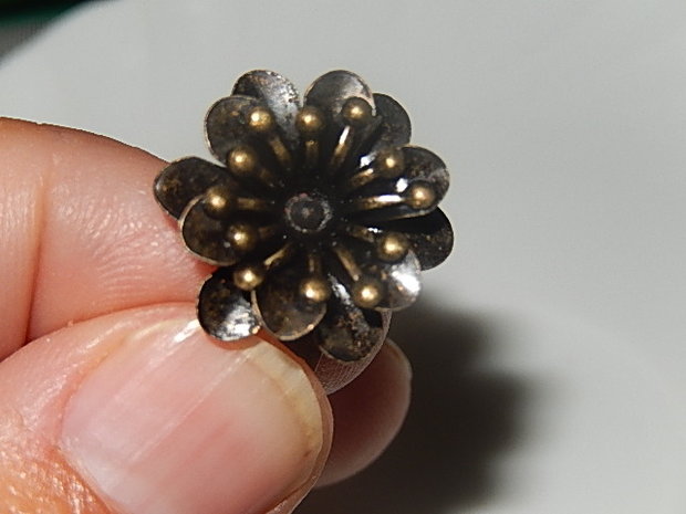 RNM704R04 Verstelbare bronzen ring met bloem waarin zetting voor steen of kraal van 3 mm