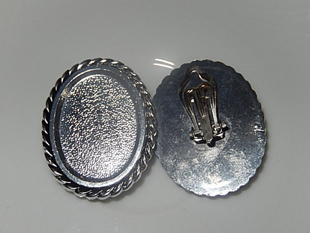 OCM001O32 Metalen oorclip met zetting voor ovalen cabochon / camee van 25x19 mm 1 paar zilverkleurig